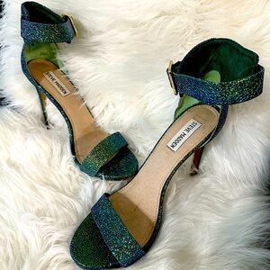 Sparkling Teal Steve Madden Heels..Dress up & be cute!